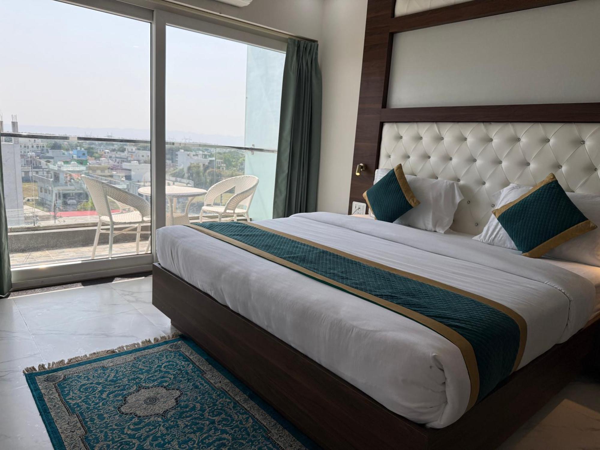 Hotel 7 Heaven 德拉敦 外观 照片